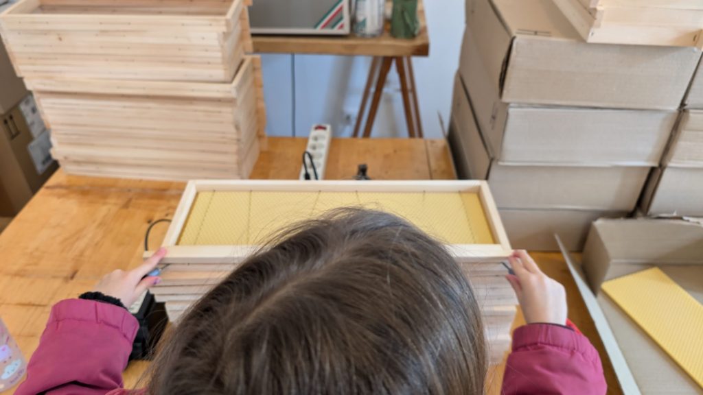Ma fille aide son papa à cirer des cadres