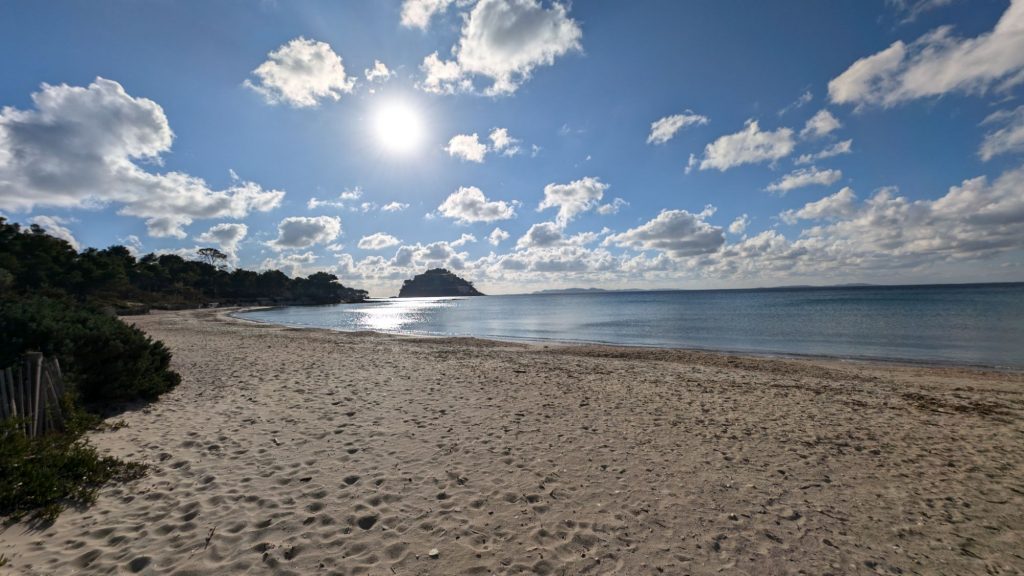 Plage de Cabasson avec le fort de Brégançon au fond